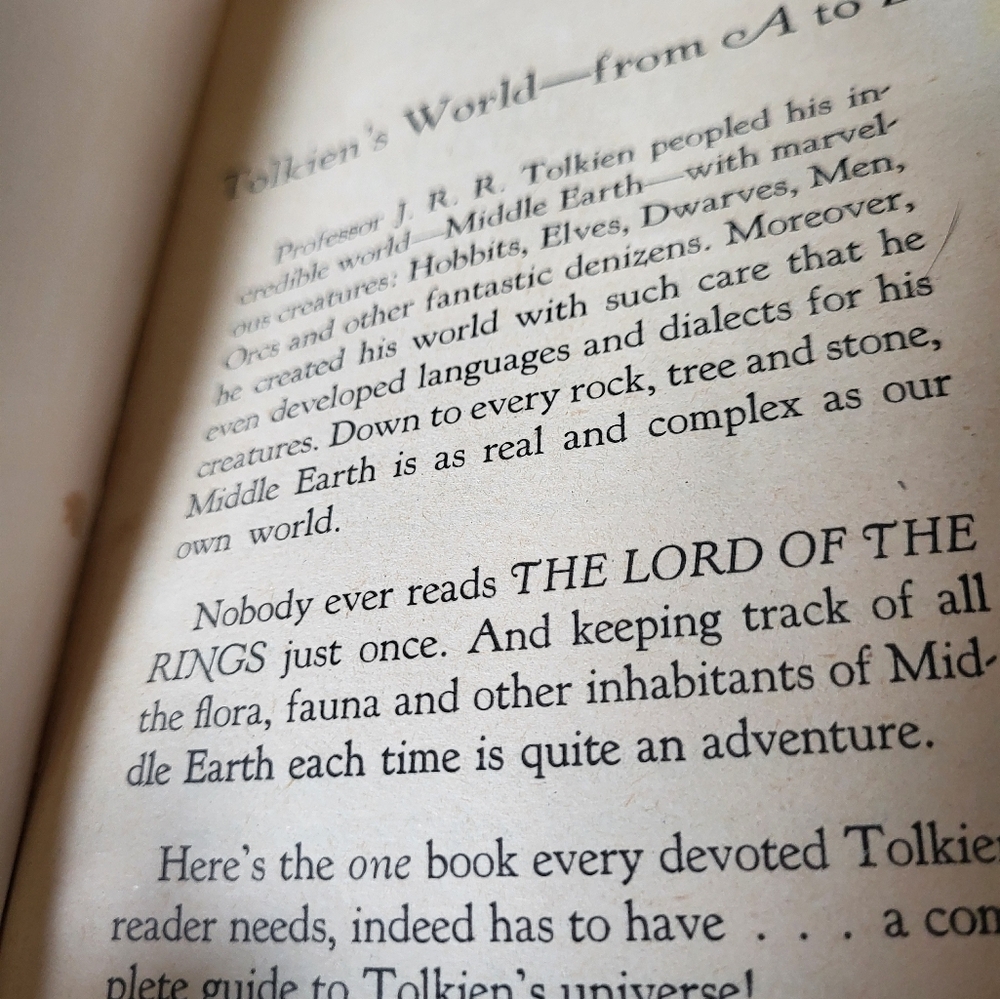 A Guide To Middle Earth - Paperback Copywrite 1971 - Picture 6 of 7
